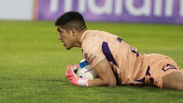 “Pasé hambre, frío, dormí con zapatillas, no tenía almohada, sábanas o frazadas, pero eso me hizo crecer... Hoy subimos a Primera”