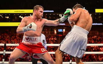 El boxeador mexicano, Canelo ?lvarez, se llev¨® la victoria por decisi¨®n un¨¢nime despu¨¦s de arrollar a Gennady Golovkin durante todo el encuentro.