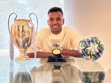 Rodrygo posa feliz con la 14, la medalla de campeón de la Champions y el balón de su hat-trick al Galatasaray.