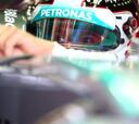 Mercedes domina con Ferrari al acecho
