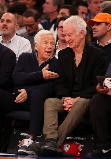 Robert Kraft, empresario multimillonario estadounidense, y John John McEnroe, exjugador de tenis estadounidense.