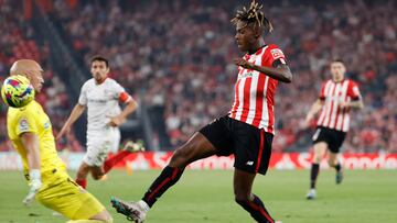 BILBAO, 27/04/2023.- El delantero del Athletic Nico Williams (d) trata de superar al portero Marko Dmitrovic, del Sevilla, durante el partido de LaLiga Santander entre el Athletic de Bilbao y el Sevilla que disputan este jueves en el estadio de San Mamés, en Bilbao. EFE/Luis Tejido
