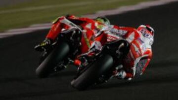 Dovizioso siguiendo la estela de su compa&ntilde;ero Iannone en Qatar.