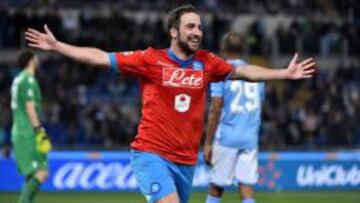 Higua&iacute;n celebra el primer gol del N&aacute;poles. 