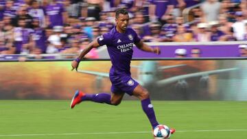 El delantero de Orlando City perdió el control en el juego contra Colorado y tras una decisión del árbitro, hizo berrinche, soltó dos cabezazos y se hincó en el pasto.
