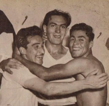 El 'inglés' le convierte 3 goles a la U, el 29 de novimebre de 1953, en la victoria 6-1, una de las más abultadas de la historia. 