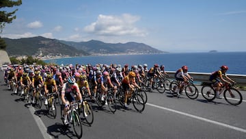 Pelotón, durante una etapa del Giro Donne 2023.