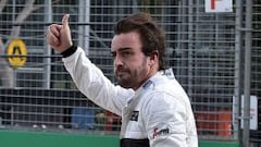 Fernando Alonso levanta el pulgar tras salir del McLaren despu&eacute;s de su terror&iacute;fico accidente en Australia.
