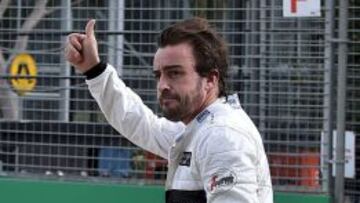 Fernando Alonso levanta el pulgar tras salir del McLaren despu&eacute;s de su terror&iacute;fico accidente en Australia.