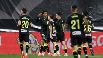 El Almer¨ªa festeja su gol.
