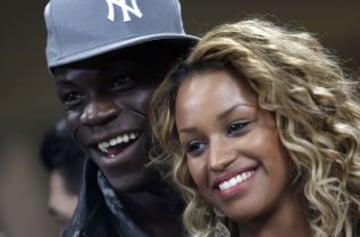 El delantero del Milan, Mario Balotelli, con su novia Fanny Neguesha.