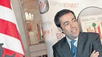 <b>ÚLTIMO DÍA. </b>García Macua, junto a una bandera del Athletic en su rueda de prensa del Carlton.
