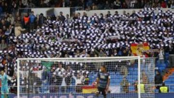 BUFANDAS DEL CLUB. El Madrid repartió 500 bufandas a los miembros de la Grada Joven.