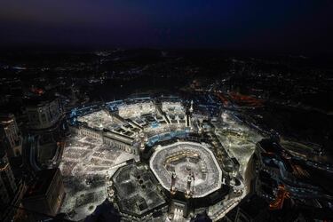 En junio, los peregrinos musulmanes rodearon la Kaaba, el edificio cúbico de la Gran Mezquita, durante la peregrinación anual del Hajj en La Meca, Arabia Saudita. Este año, la agencia de noticias AFP informó de la muerte de al menos 922 personas, la mayoría a causa de las altas temperaturas, que rondaron los 50ºC. 