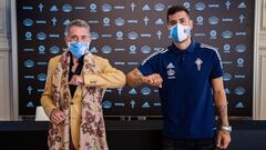 Carlos Mouri&ntilde;o y &Aacute;lvaro Vadillo se saludan con el codo durante la presentaci&oacute;n del jugador gaditano como nuevo jugador del Celta.