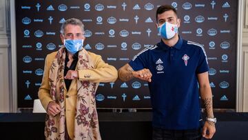 Carlos Mouri&ntilde;o y &Aacute;lvaro Vadillo se saludan con el codo durante la presentaci&oacute;n del jugador gaditano como nuevo jugador del Celta.