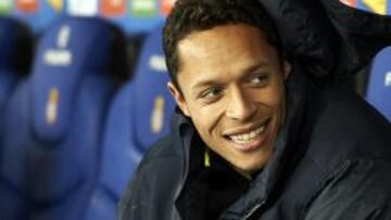 Adriano Correia, en el banquillo, durante un partido en Cornellá.
