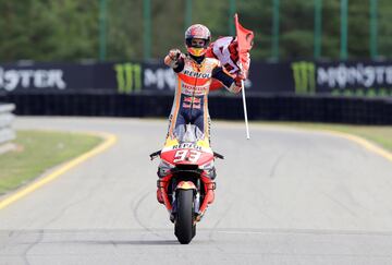 Marc Márquez celebra la victoria de carrera. 