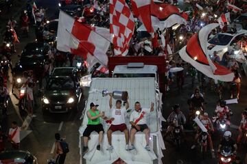 Los aficionados de River Plate celebraron en Buenos Aires el segundo aniversario del título de la Copa Libertadores conquistado contra Boca Juniors en el estadio Santiago Bernabéu (3-1), con goles de Pratto, Quintero y el Pity Martínez. La multitudinaria caravana comenzó en el Obelisco y finalizó en el estadio Monumental.