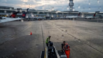 FILE PHOTO: Ground crew load bags into an Air Canada plane departing from Pearson International Airport in Toronto, Ontario, Canada May 16, 2022. REUTERS/Carlos Osorio/File Photo