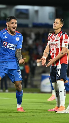 Cruz Azul players react after Guadalajara's forward #14 Javier Hernandez misses from the penalty spot during the Liga MX Apertura quarter-final second leg football match between Cruz Azul and Guadalajara at the Olimpico Universitario Stadium in Mexico City on November 30, 2025. (Photo by Yuri CORTEZ / AFP)