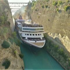 El paso imposible de un barco por el Canal de Corinto