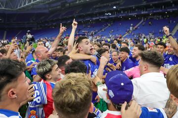 Jugadores y aficionados pericos celebran el ascenso a Primera División.