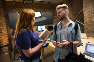 Una empleada habla con un comprador del iPhone 7 en la tienda de Covent Garden en Londres.