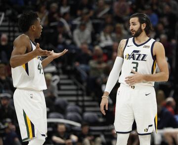 SUSPENSO: La marcha de Hayward, las lesiones de rodilla de Gobert, el bajón de rendimiento de jugadores que fueron muy importantes la temporada pasada (Joe Johnson), la incomodidad de un Ricky demasiado obligado a mirar al aro... Se paró en seco el proyecto de los Jazz pero hay una noticia que compensa todas las malas: Donovan Mitchell, una gran estrella robada en el puesto 13.