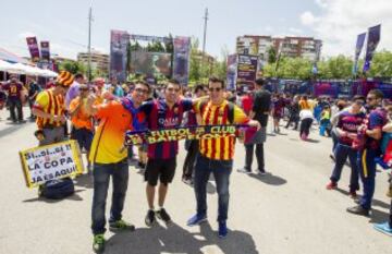 La afición del Barça disfruta de las instalaciones de la fan zone en el antiguo Matadero de Madrid.