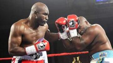 <b>CON 48 AÑOS. </b>Holyfield golpea a Williams. Arriba, tras el golpe.