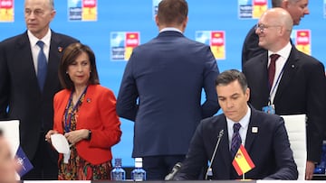 La ministra de Defensa, Margarita Robles y el presidente del Gobierno, Pedro Sánchez, en la reunión del Consejo del Atlántico Norte a nivel de Jefes de Estado y de Gobierno, durante la primera jornada de la Cumbre de la OTAN 2022 en el Recinto Ferial IFEMA MADRID, a 29 de junio de 2022, en Madrid (España). La Cumbre de la OTAN 2022 comienza oficialmente hoy y terminará mañana día 30 de junio. La celebración coincide con el 40 aniversario de la adhesión de España a la Organización del Tratado del Atlántico Norte. La invasión rusa de Ucrania, las tensiones entre Moscú y la Alianza y la adhesión de Finlandia y Suecia marcan la agenda de un evento en el que participan delegaciones de 40 países y que convierte a Madrid en el epicentro de la política mundial durante su celebración.
29 JUNIO 2022;CUMBRE;OTAN;DEFENSA;PAISES;POLITICA
EUROPA PRESS/E. Parra. POOL
29/06/2022