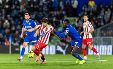 Julián Álvarez intenta controlar el balón ante el jugador del Getafe. 
 
