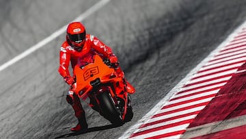 Marc Márquez con la Ducati oficial, durante la pretemporada de MotoGP en Barcelona.