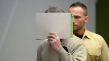 El hombre que quiso extorsionar a Hoeness se tapa la cara.