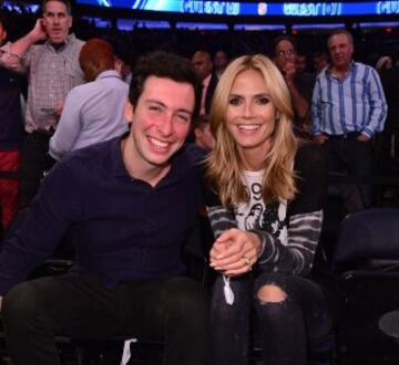 La modelo Heidi Klum, con un amigo en el Knicks-Bulls.