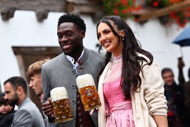  Alphonso Davies con su prometida, Sheyenne Jen, durante la fiesta del Oktoberfest celebrada en Múnich.