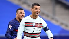Cristiano Ronaldo y Kylian Mbappé durante un partido de la UEFA Nations League entre Portugal y Francia.