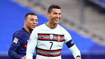 Cristiano Ronaldo y Kylian Mbapp¨¦ durante un partido de la UEFA Nations League entre Portugal y Francia.