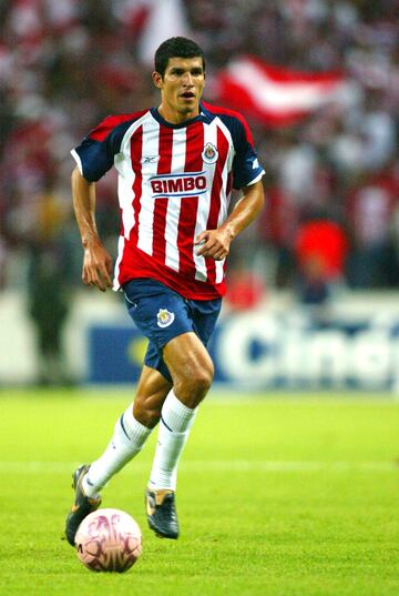 Para el Apertura 2002 el de Mazatlán, Sinaloa, hizo su presentación con las Chivas. Fue campeones con ellos en el 2006 y dos años después fue vendido al PSV de Holanda donde consiguió una Supercopa. Se fue al Stuttgart para el 2011 y tras dos temporadas volvió al balompié azteca con el América.