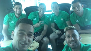 Andr&eacute;s Guardado, con sus nuevos compa&ntilde;eros del Betis.