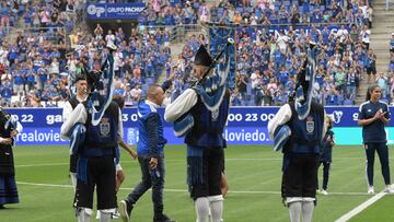 0VIEDO, 20/08/2023.- El centrocampista del Oviedo Santi Cazorla saluda entre un grupo de gaiteros momentos antes del partido de Segunda División entre el Oviedo y el Racing de Ferrol, este domingo en el Carlos Tartiere. EFE/ Eloy Alonso