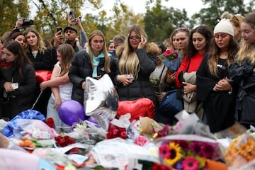 Fans react as they pay tribute to former One Direction singer Liam Payne, who was found dead after he fell from a third-floor hotel room balcony in Buenos Aires, in Hyde Park, London, Britain, October 20, 2024. REUTERS/Hollie Adams