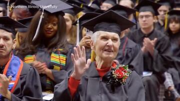 Imagen de la graduaci¨®n de Joyce DeFauw, anciana de 90 a?os. Foto: Universidad de Illinois.