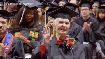 Imagen de la graduación de Joyce DeFauw, anciana de 90 años. Foto: Universidad de Illinois.