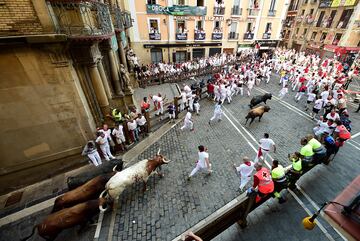 Imágenes del quinto encierro de los Sanfermines 2022 con la ganadería de Cebada Gago. La carrera ha sido complicada y ha dejado varios heridos y caídas.