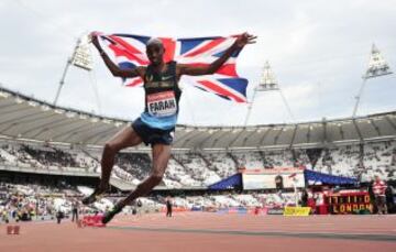 Mo Farah celebra su victoria en los 3000 metros en la Diamond League en Londres.