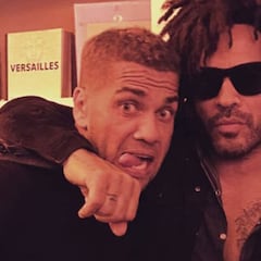 Dani Alves celebra con Lenny Kravitz la goleada del PSG