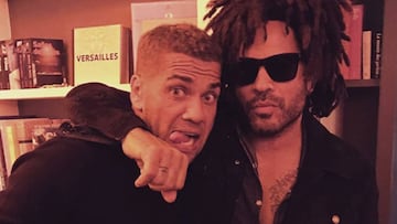 Dani Alves se reuni&oacute; con Lenny Kravitz en la celebraci&oacute;n de la goleada del PSG al Bayern de Munich.