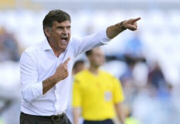El entrenador del Levante Jose Luis Mendilibar, durante el encuentro de la tercera jornada de Liga en Primera División disputado ante el Málaga en el estadio de La Rosaleda. 